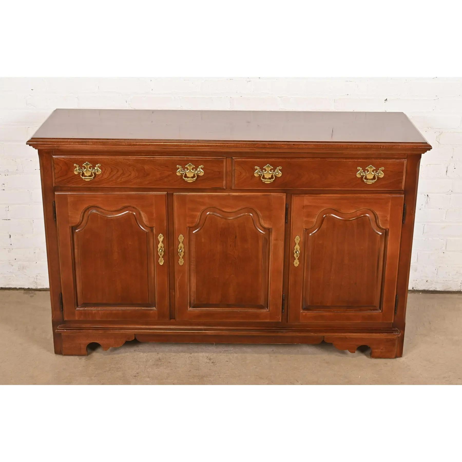 Thomasville Georgian Cherry Wood Sideboard Buffet oder Bar Schrank (amerikanisch) im Angebot