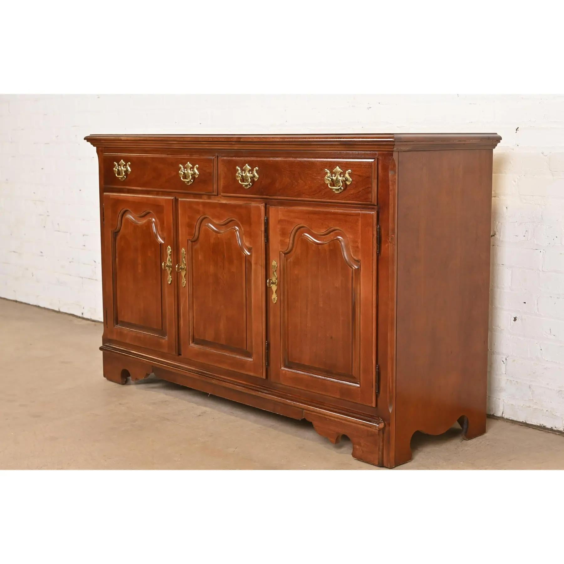 Thomasville Georgian Cherry Wood Sideboard Buffet oder Bar Schrank im Zustand „Gut“ im Angebot in South Bend, IN
