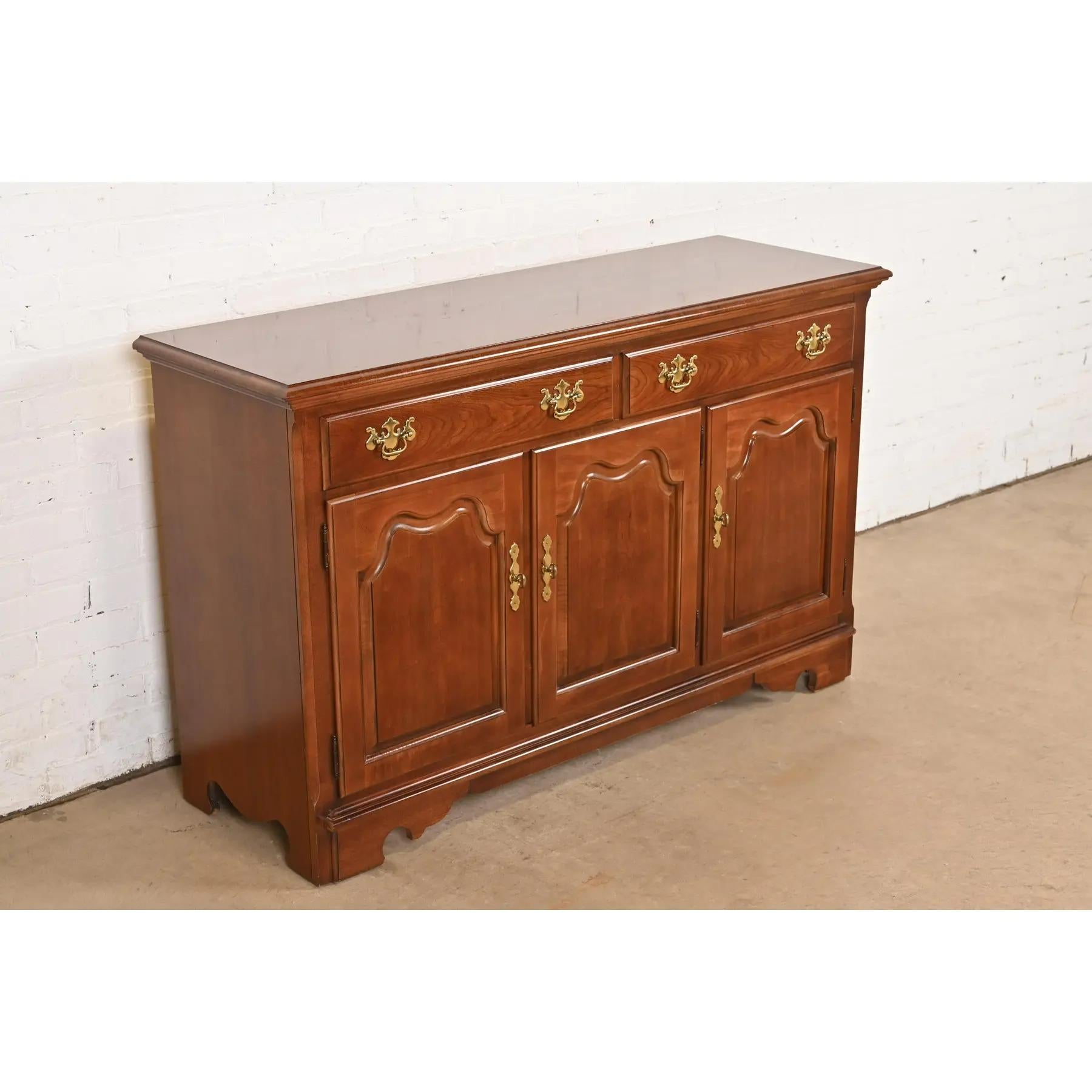 Thomasville Georgian Cherry Wood Sideboard Buffet oder Bar Schrank (Ende des 20. Jahrhunderts) im Angebot