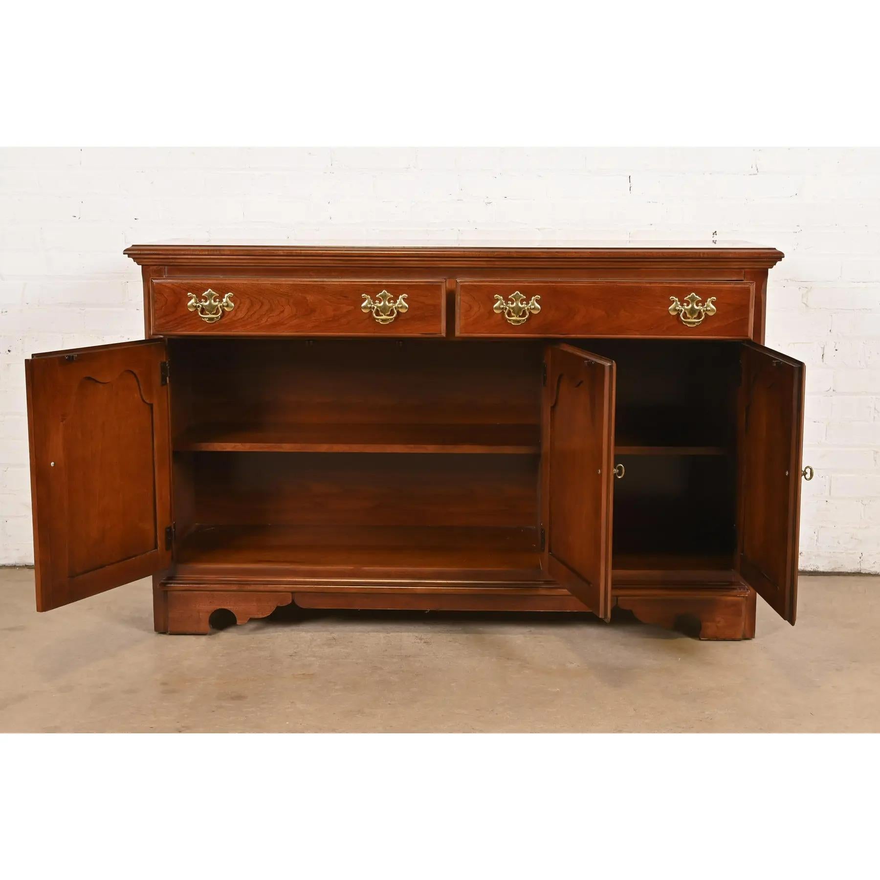 Thomasville Georgian Cherry Wood Sideboard Buffet oder Bar Schrank (Messing) im Angebot