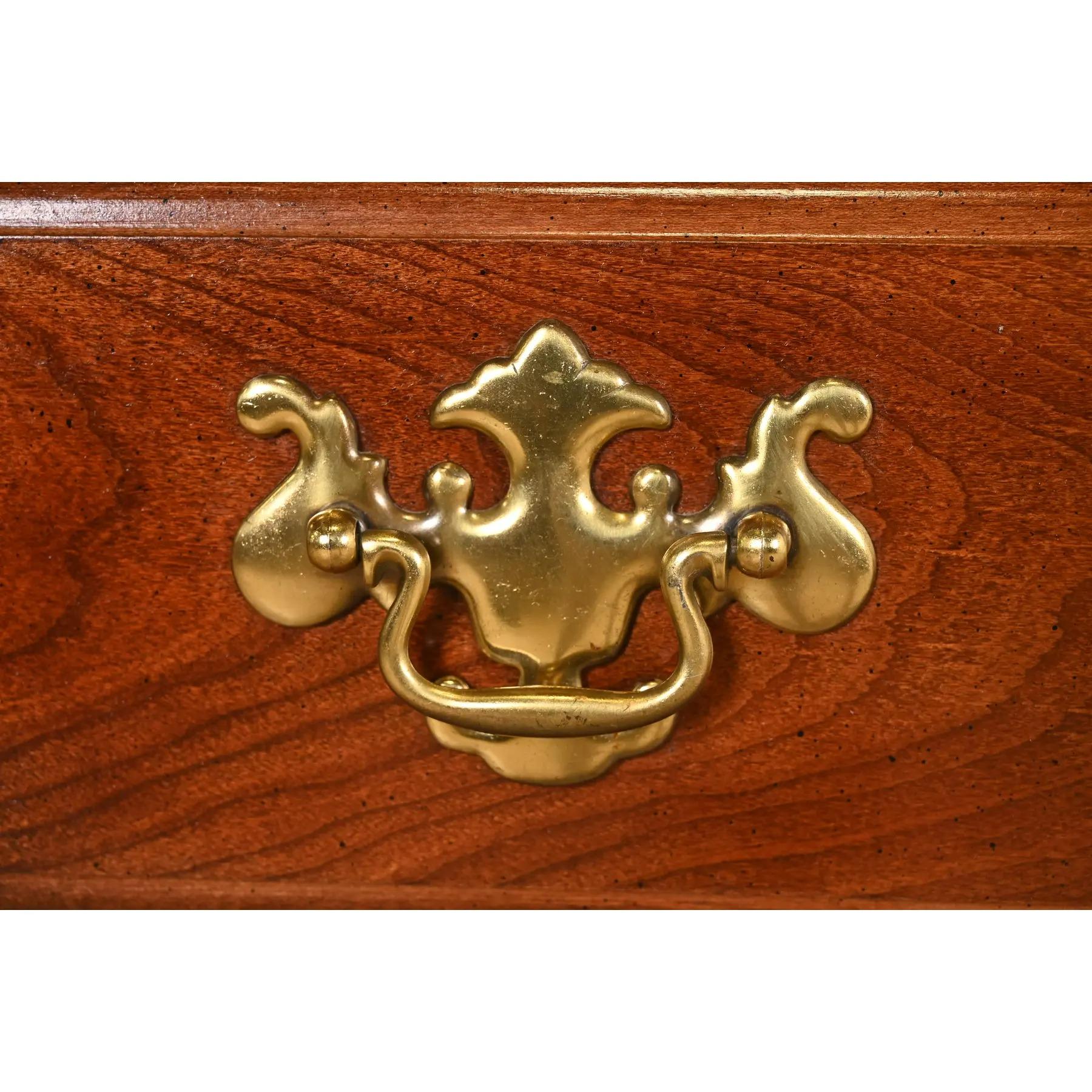 Thomasville Georgian Cherry Wood Sideboard Buffet oder Bar Schrank im Angebot 3