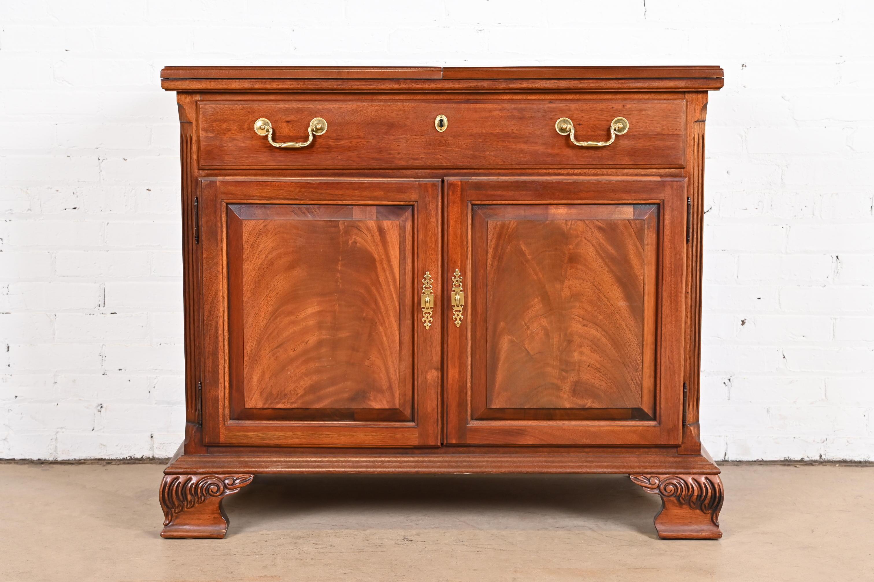 Américain Thomasville Georgian Mahogany Serveur ou meuble de bar à couvercle rabattable en vente