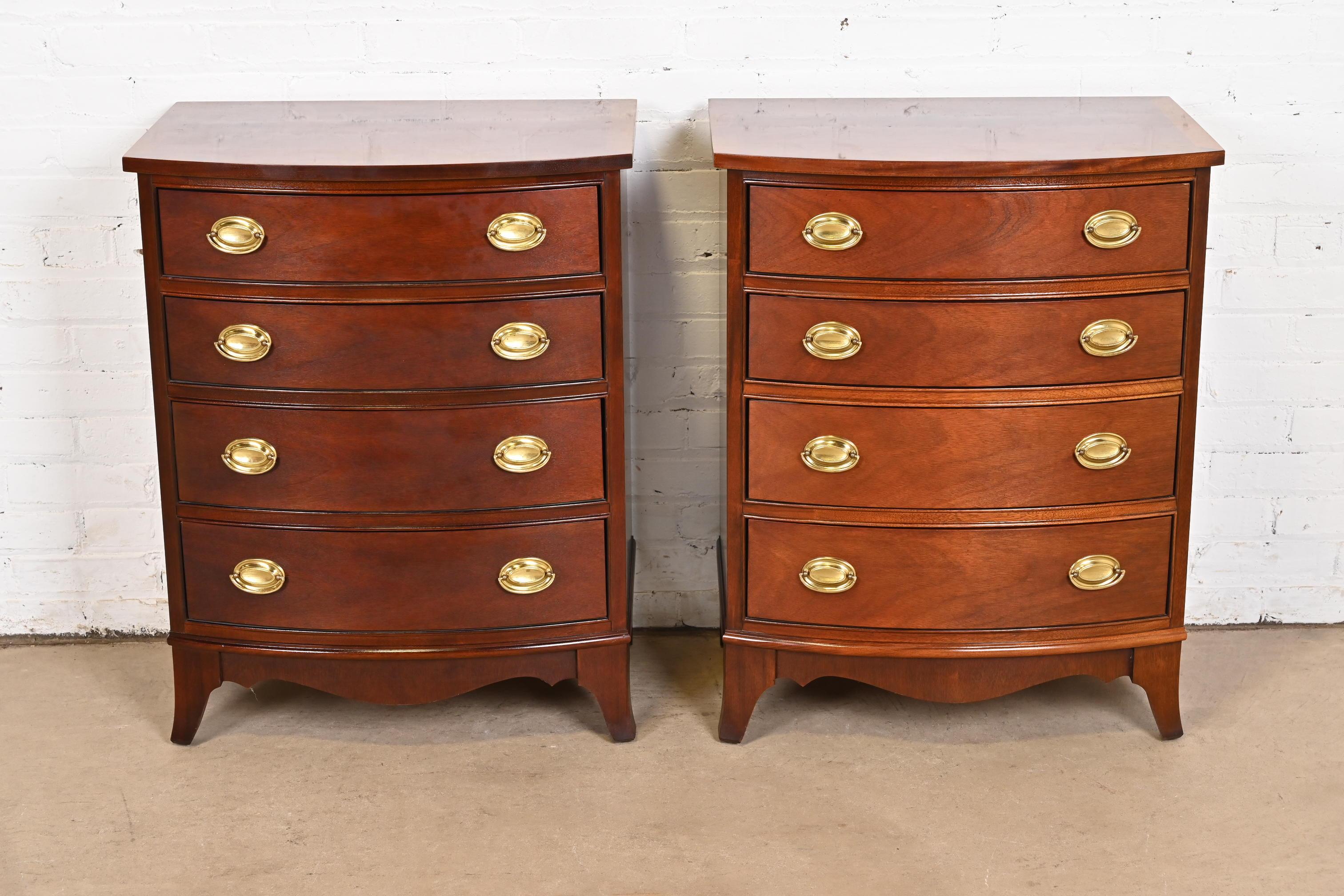 Thomasville Georgian Mahogany Four-Drawer Bow Front Bedside Chests, Pair In Good Condition In South Bend, IN