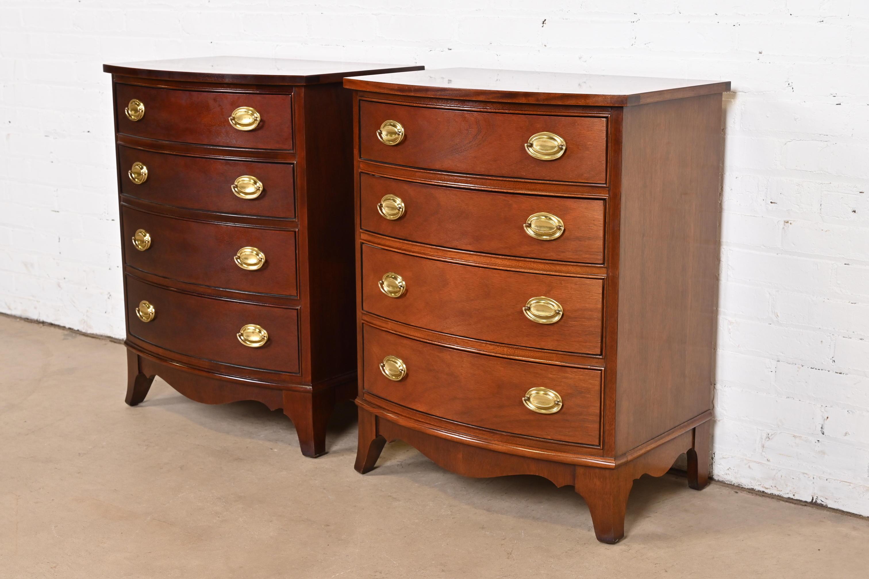 Late 20th Century Thomasville Georgian Mahogany Four-Drawer Bow Front Bedside Chests, Pair