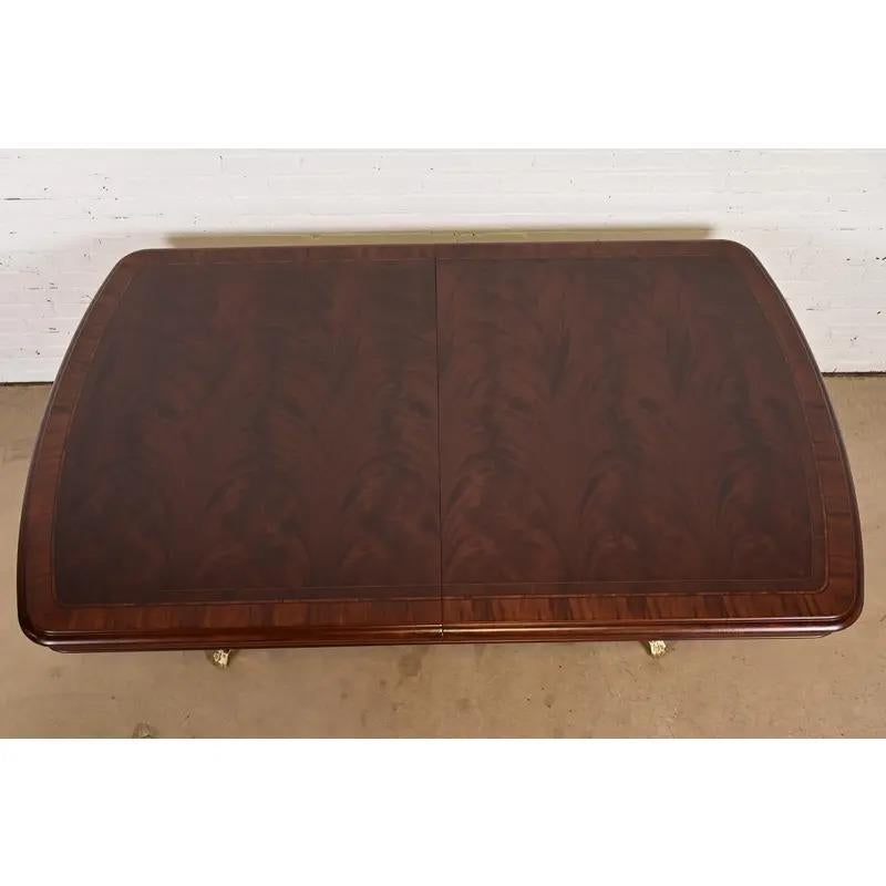 Table de salle à manger à rallonge à piédestal en acajou de Thomasville, nouvellement repeinte en vente 3