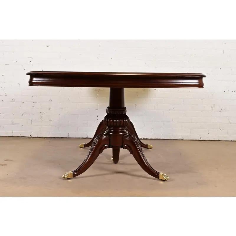 Table de salle à manger à rallonge à piédestal en acajou de Thomasville, nouvellement repeinte en vente 6