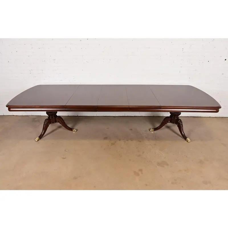 Georgien Table de salle à manger à rallonge à piédestal en acajou de Thomasville, nouvellement repeinte en vente