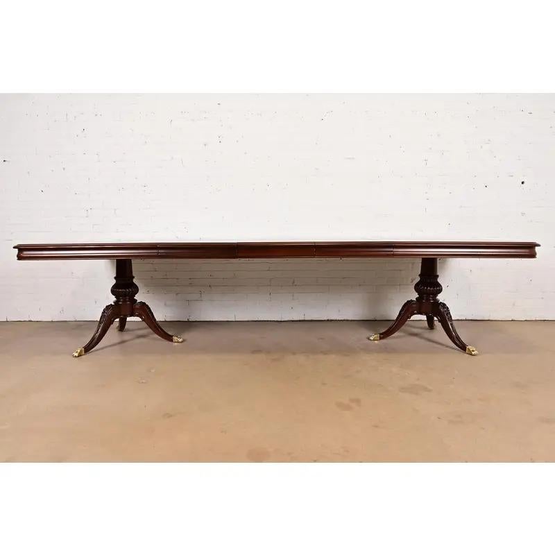 Américain Table de salle à manger à rallonge à piédestal en acajou de Thomasville, nouvellement repeinte en vente