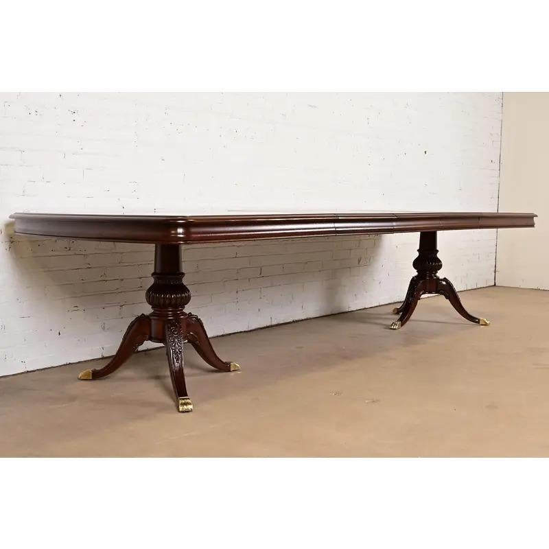 Table de salle à manger à rallonge à piédestal en acajou de Thomasville, nouvellement repeinte Bon état - En vente à South Bend, IN