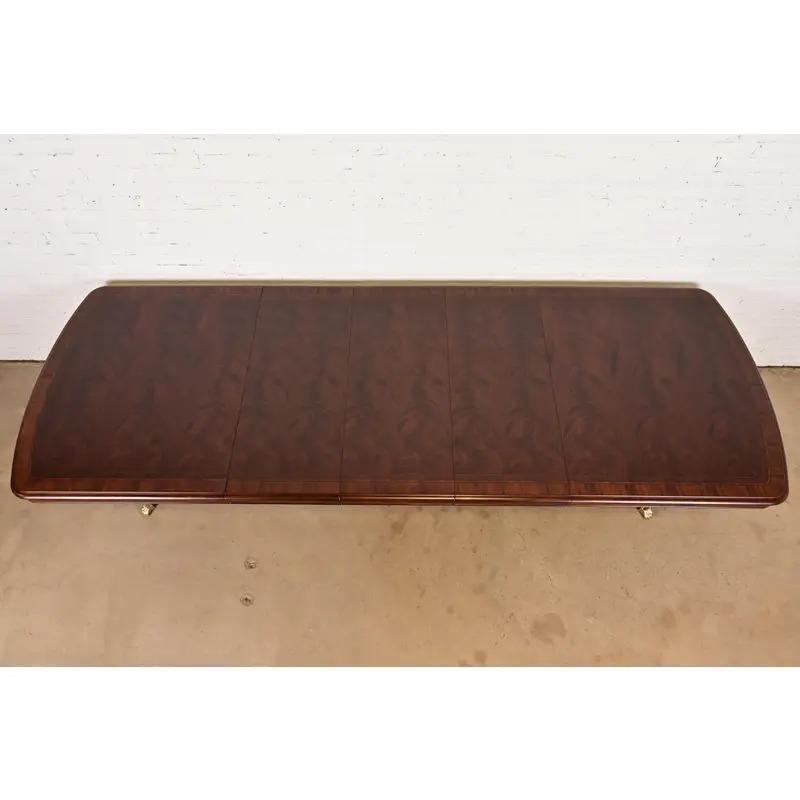 Fin du 20e siècle Table de salle à manger à rallonge à piédestal en acajou de Thomasville, nouvellement repeinte en vente