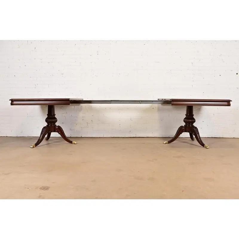 Laiton Table de salle à manger à rallonge à piédestal en acajou de Thomasville, nouvellement repeinte en vente