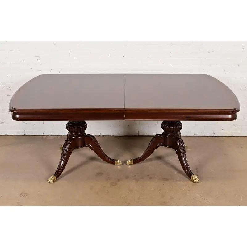 Table de salle à manger à rallonge à piédestal en acajou de Thomasville, nouvellement repeinte en vente 1