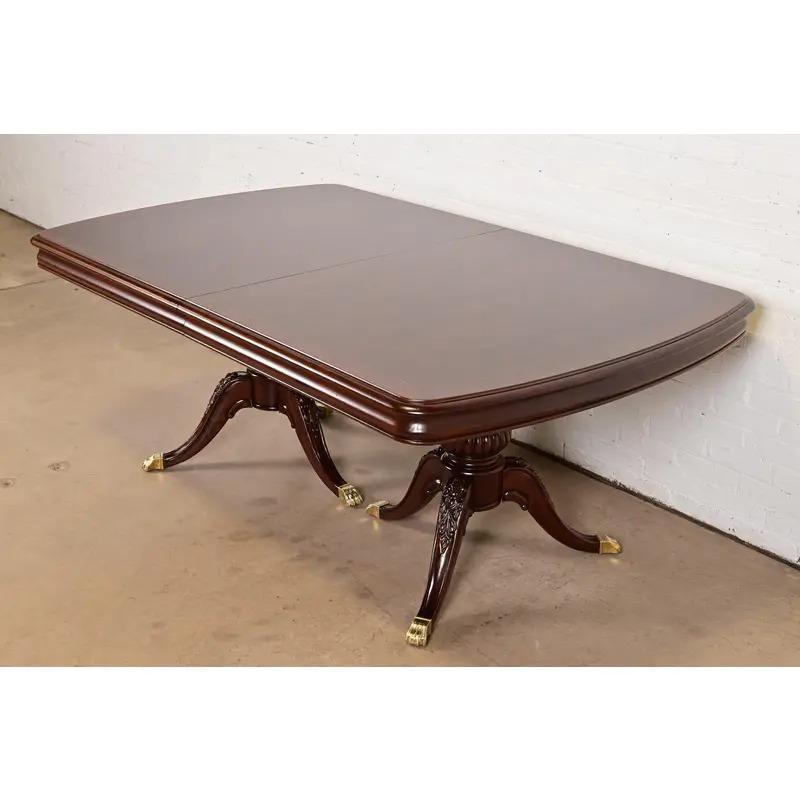 Table de salle à manger à rallonge à piédestal en acajou de Thomasville, nouvellement repeinte en vente 2