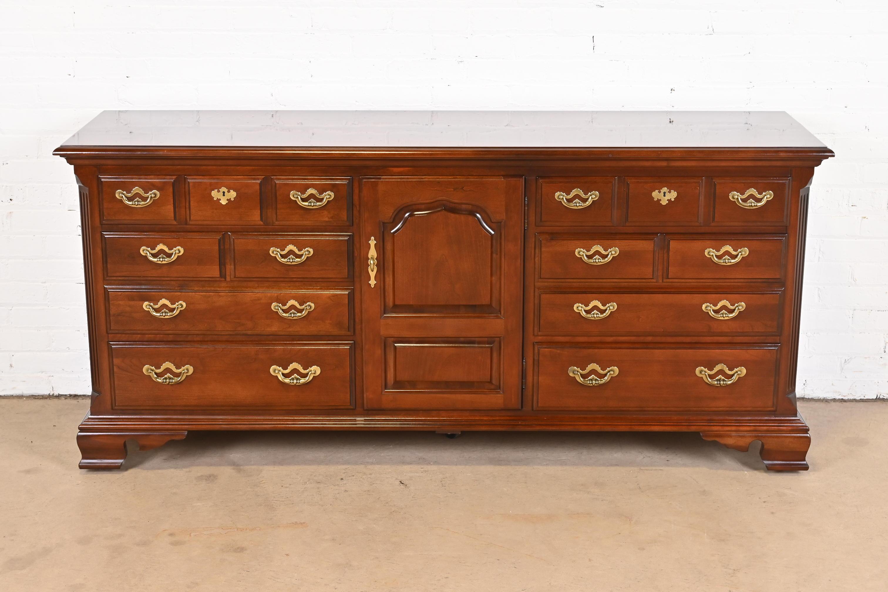A beautiful Georgian style long dresser or credenza

By Thomasville

USA, Circa 1970s

Solid carved cherry wood, with original brass hardware.

Measures: 72
