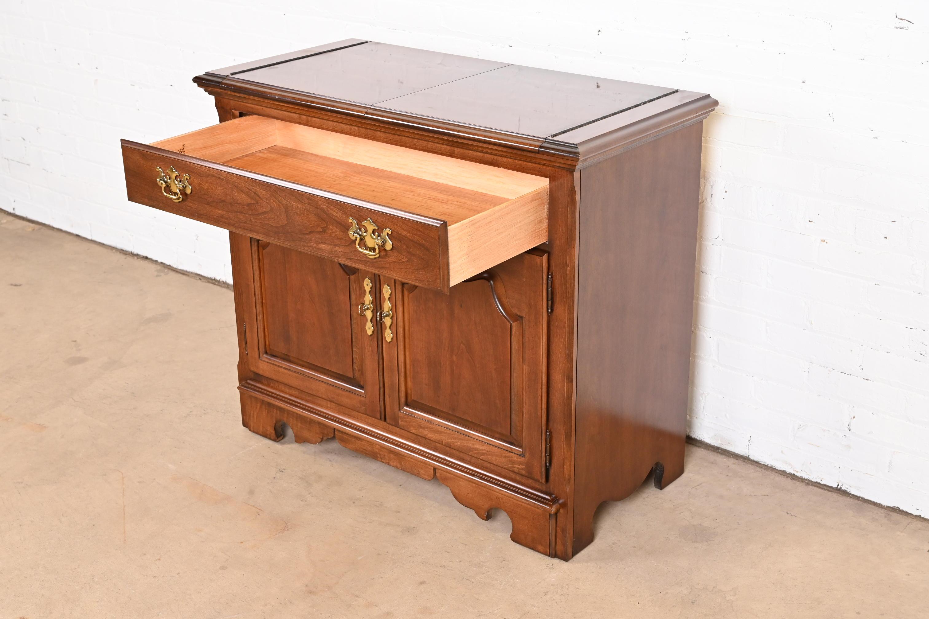Late 20th Century Thomasville Georgian Solid Cherry Wood Flip Top Server or Bar Cabinet For Sale