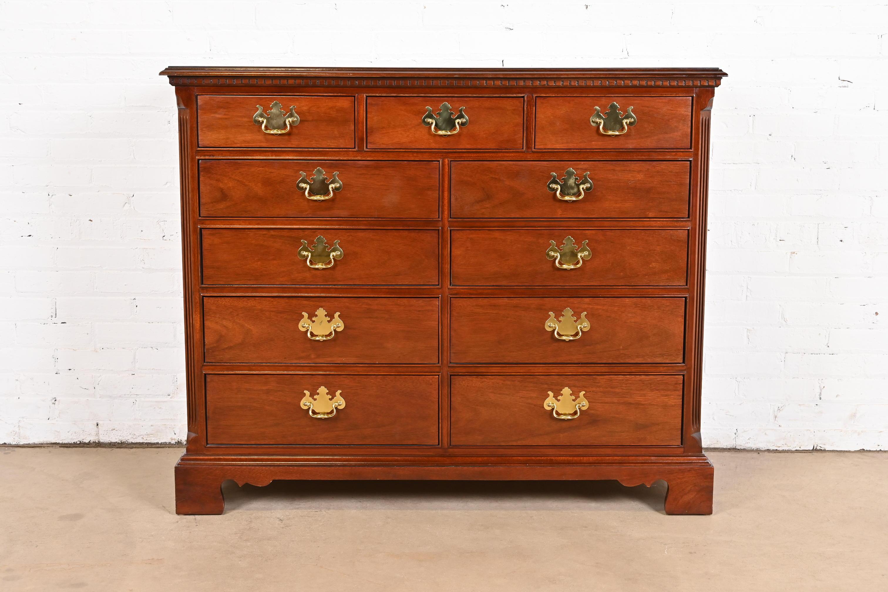 A beautiful Georgian or Chippendale style eleven-drawer dresser or chest of drawers

By Thomasville

USA, Late 20th Century

Solid carved mahogany, with original brass hardware.

Measures: 47.75