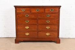Commode ou bahut à onze tiroirs en acajou massif de style géorgien de Thomasville