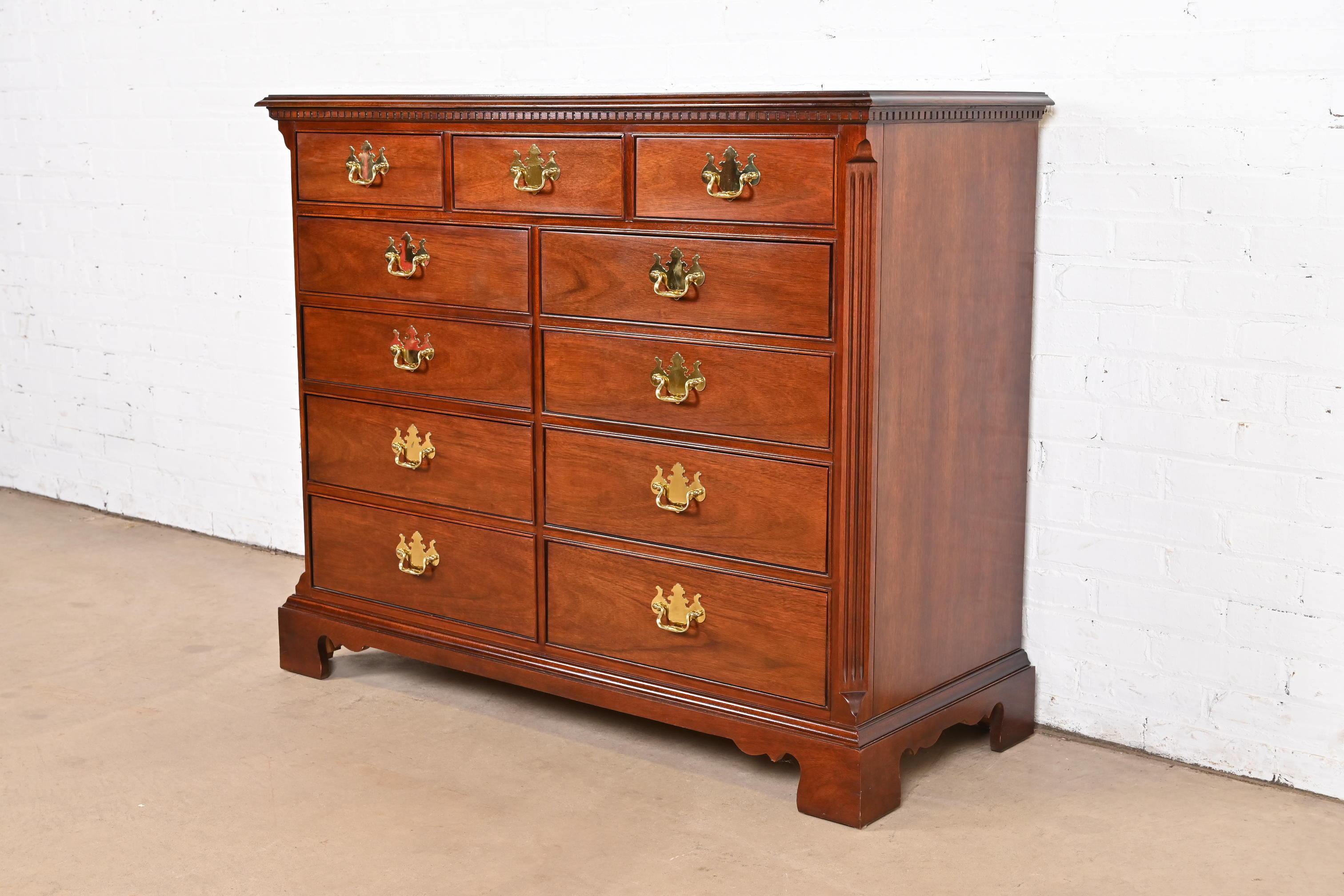 Thomasville Georgian Solid Mahogany Eleven-Drawer Dresser or Chest of Drawers In Good Condition For Sale In South Bend, IN