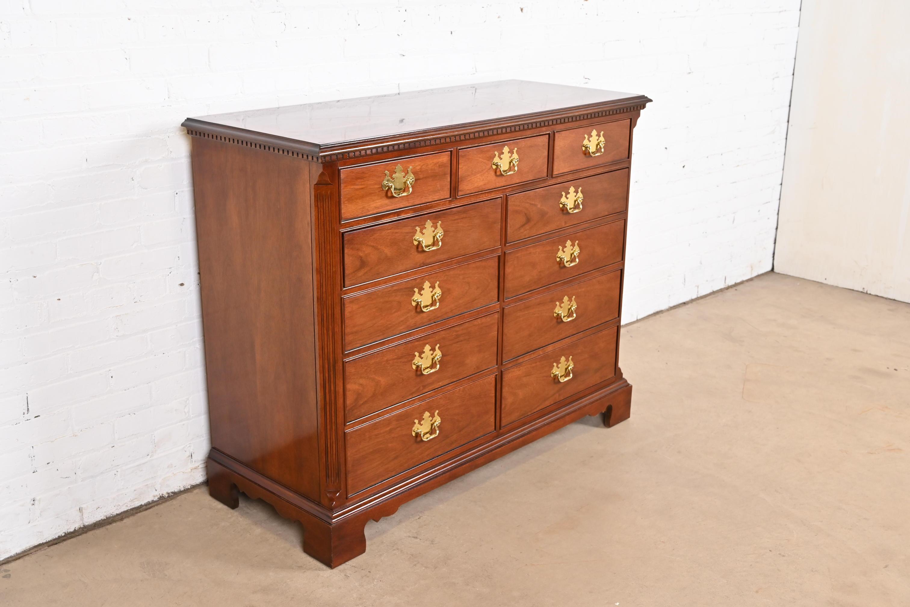 20th Century Thomasville Georgian Solid Mahogany Eleven-Drawer Dresser or Chest of Drawers For Sale