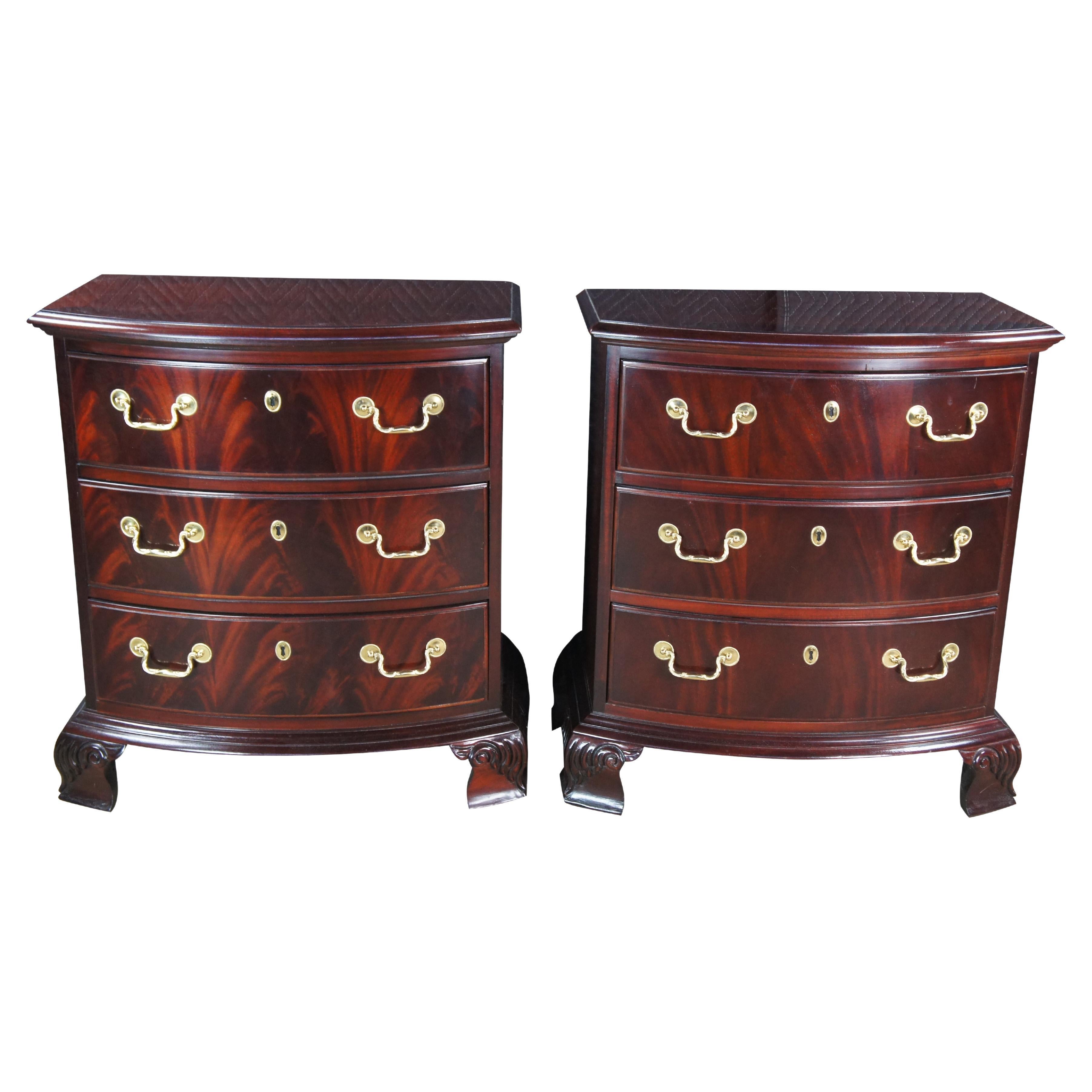 Thomasville Georgian Style Flame Mahogany Bow Front Bedside Chests Nightstands in vendita