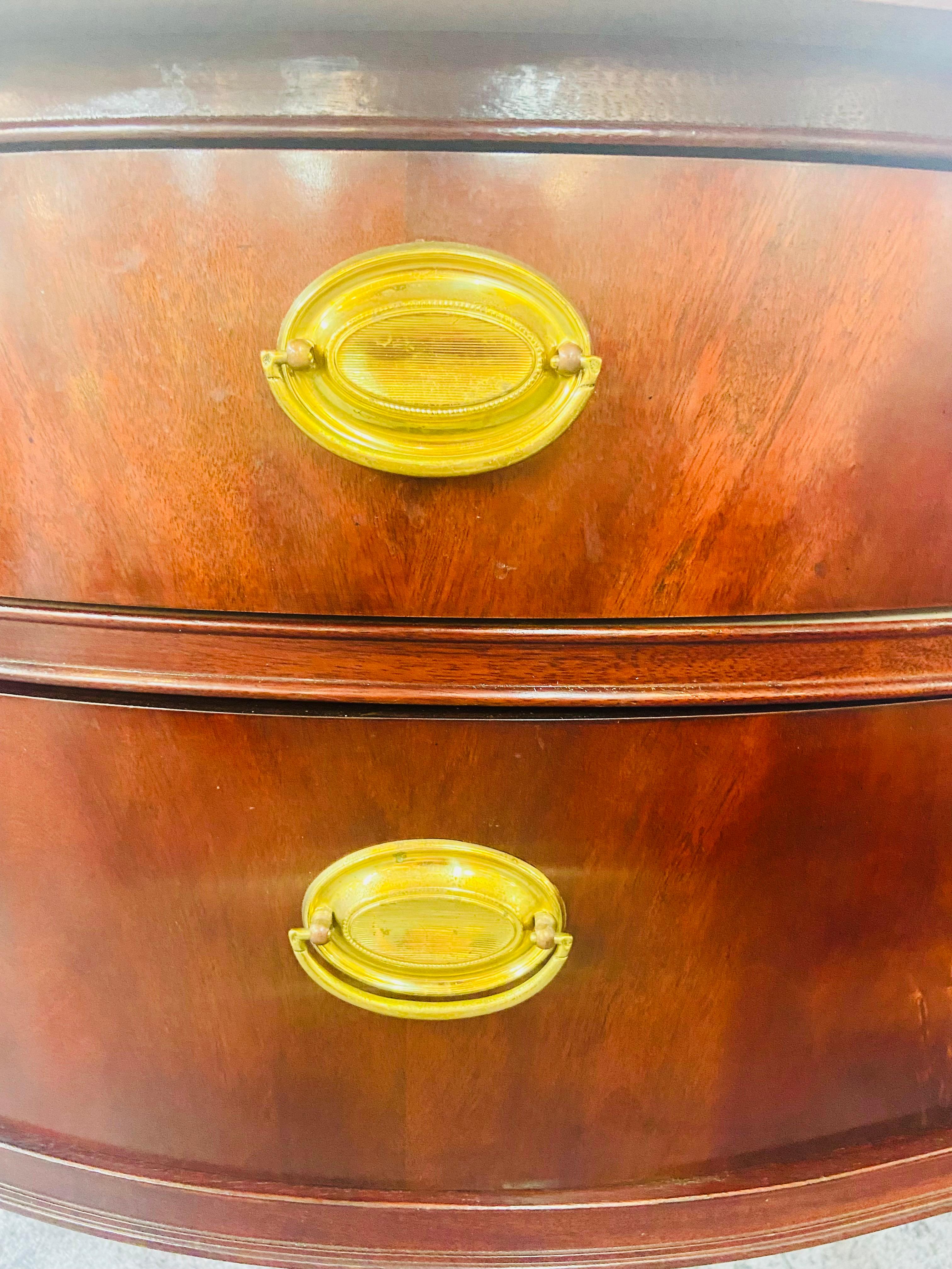 Thomasville Hepplewhite Style Inlaid Mahogany Sideboard, Console or Buffet In Good Condition In Plainview, NY
