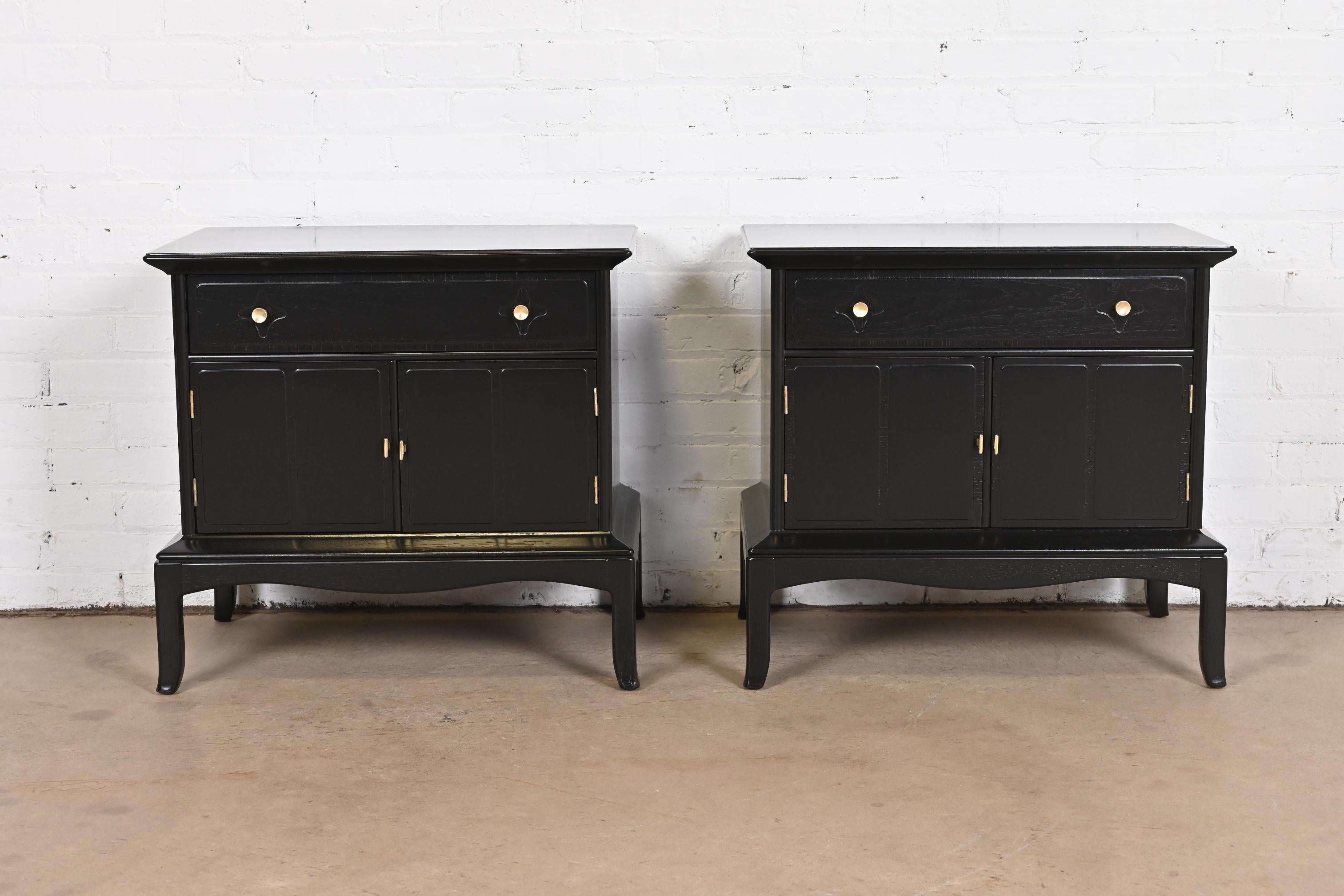 Mid-Century Modern Thomasville Hollywood Regency Black Lacquered Nightstands, Newly Refinished For Sale