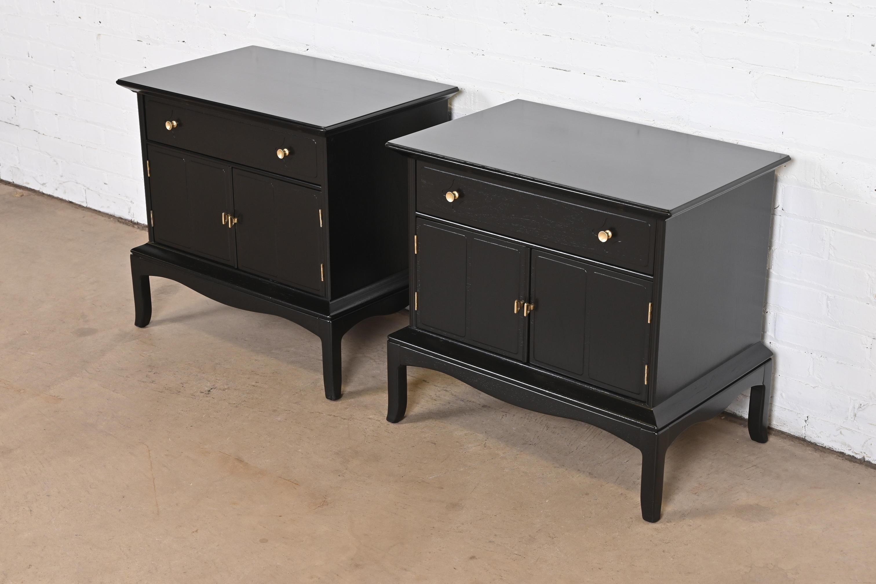 Thomasville Hollywood Regency Black Lacquered Nightstands, Newly Refinished In Good Condition For Sale In South Bend, IN