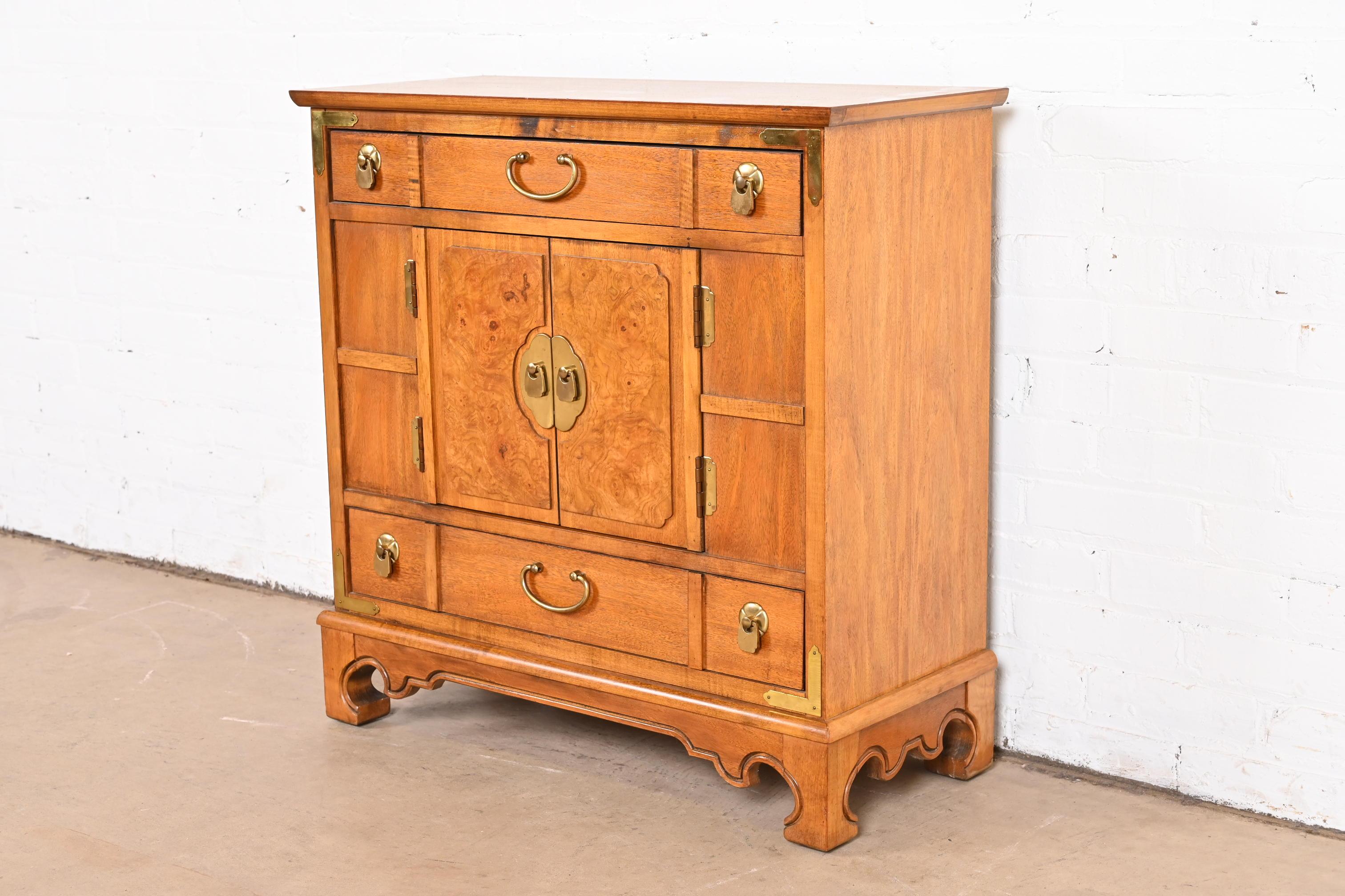 A gorgeous mid-century Hollywood Regency Chinoiserie commode, server, or bar cabinet

By Thomasville

USA, Circa 1960s

Elm, with burl wood banding and door fronts, and original brass hardware.

Measures: 30