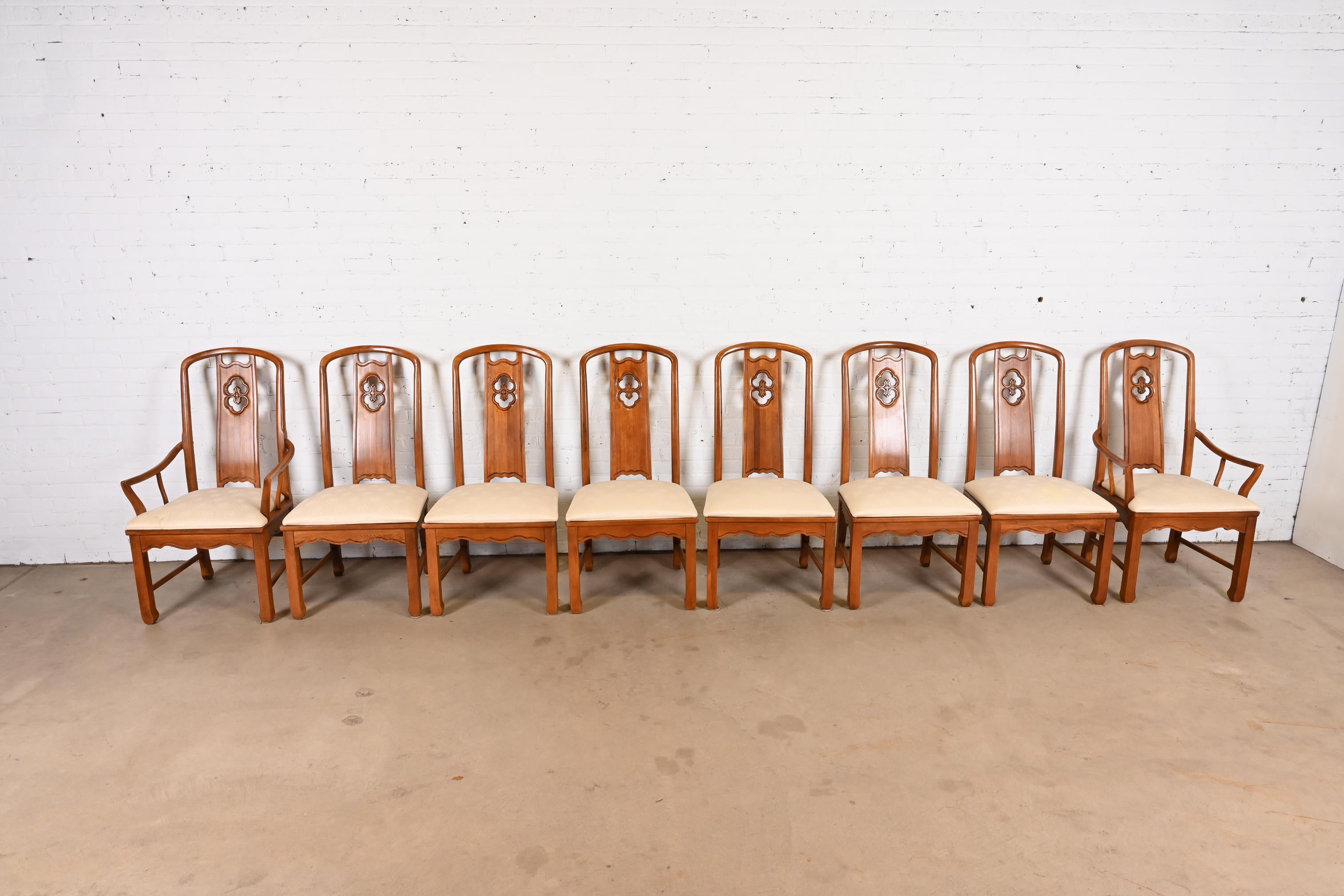 Magnifique ensemble de huit chaises de salle à manger à dossier haut de style Chinoiserie de la période moderne du milieu du siècle dernier.

Par Thomasville

USA, Circa 1970s

Piétements en frêne sculpté, assises rembourrées.

Mesures :
Chaises