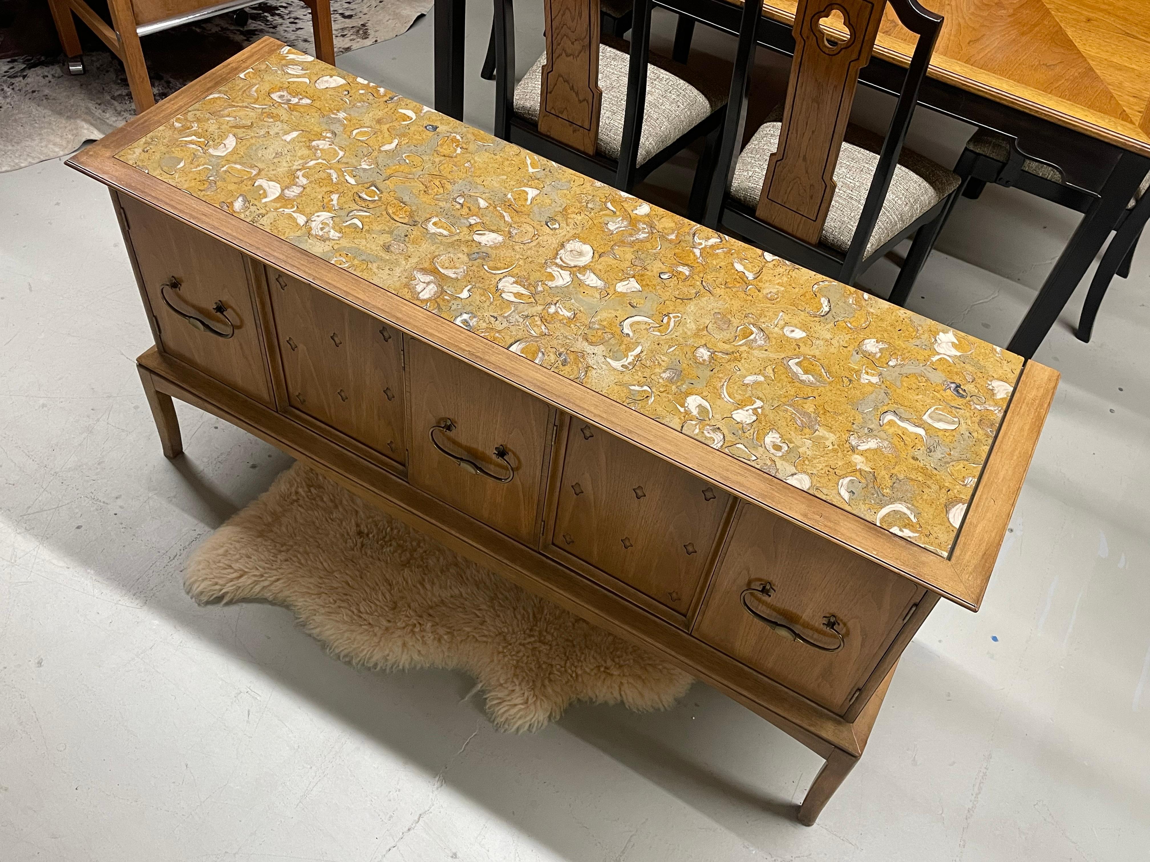 Credenza estilo marroquí Thomasville Horizon Tommi Parzinger con tapa de piedra en venta 3