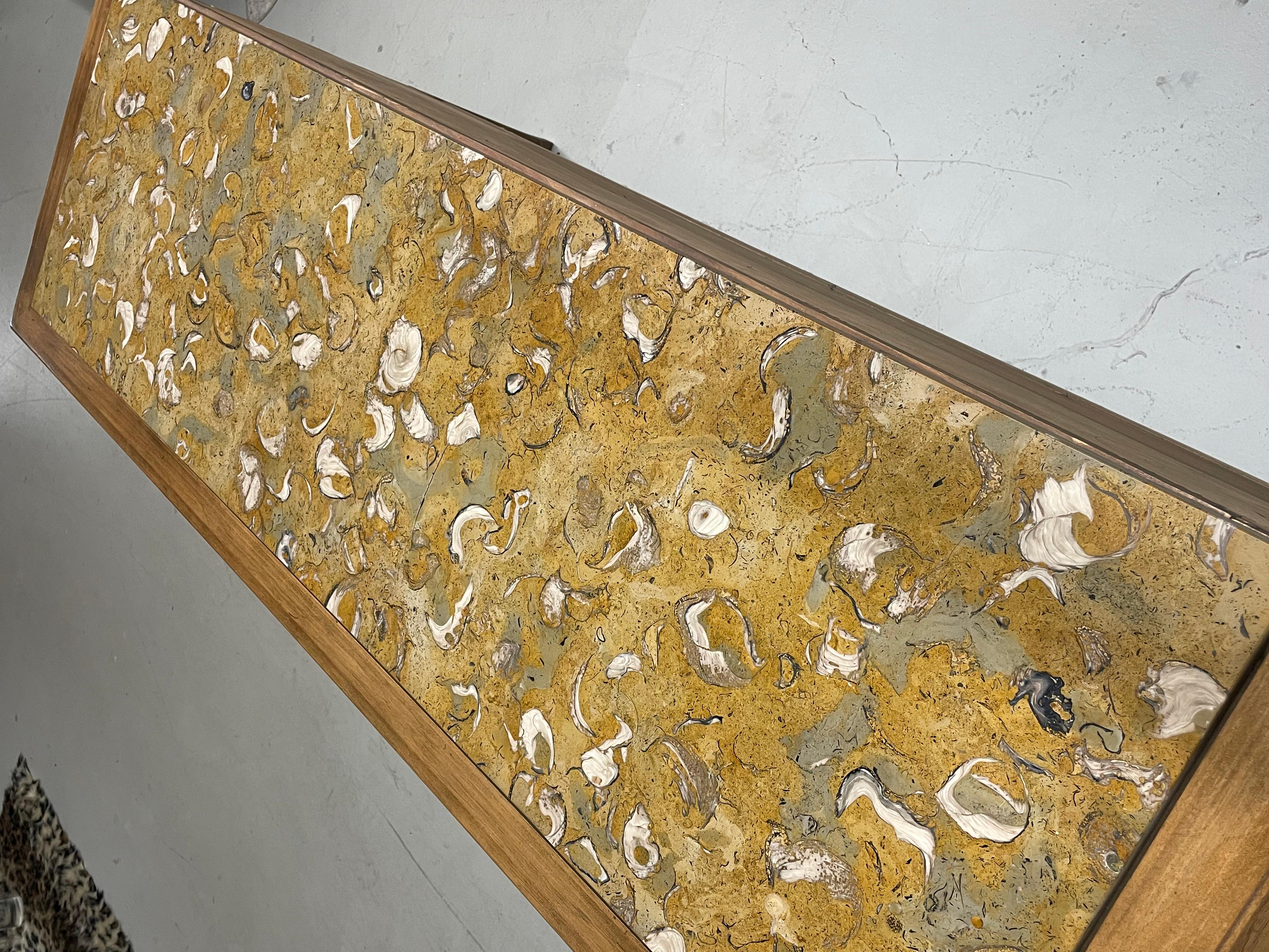 Credenza estilo marroquí Thomasville Horizon Tommi Parzinger con tapa de piedra en venta 6