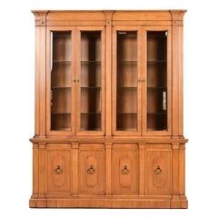 Librería con vitrina iluminada de nogal tallado, estilo neoclásico italiano, de Thomasville