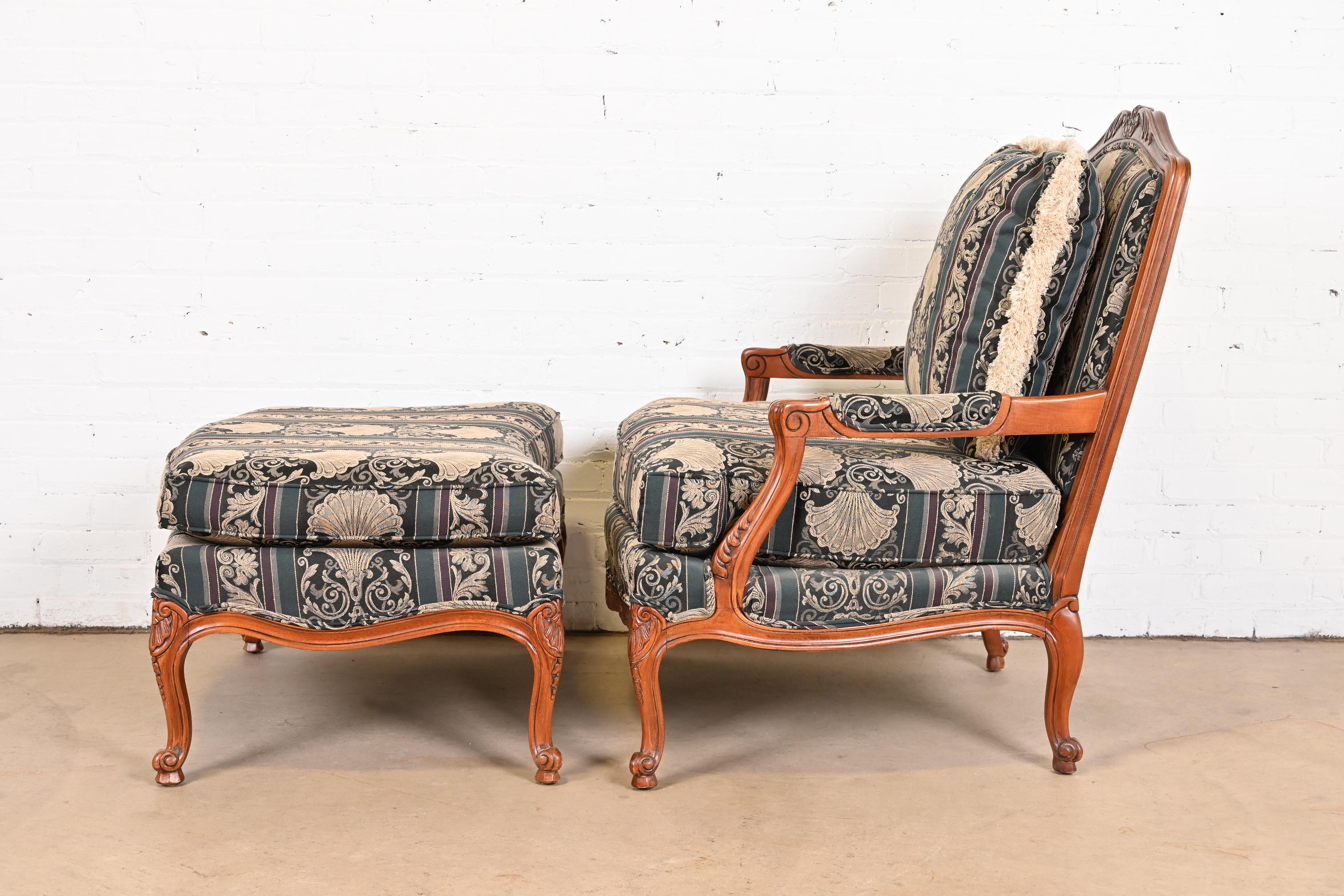 XX secolo Thomasville Fauteuil e ottomana imbottiti in legno di noce intagliato Luigi XV in vendita