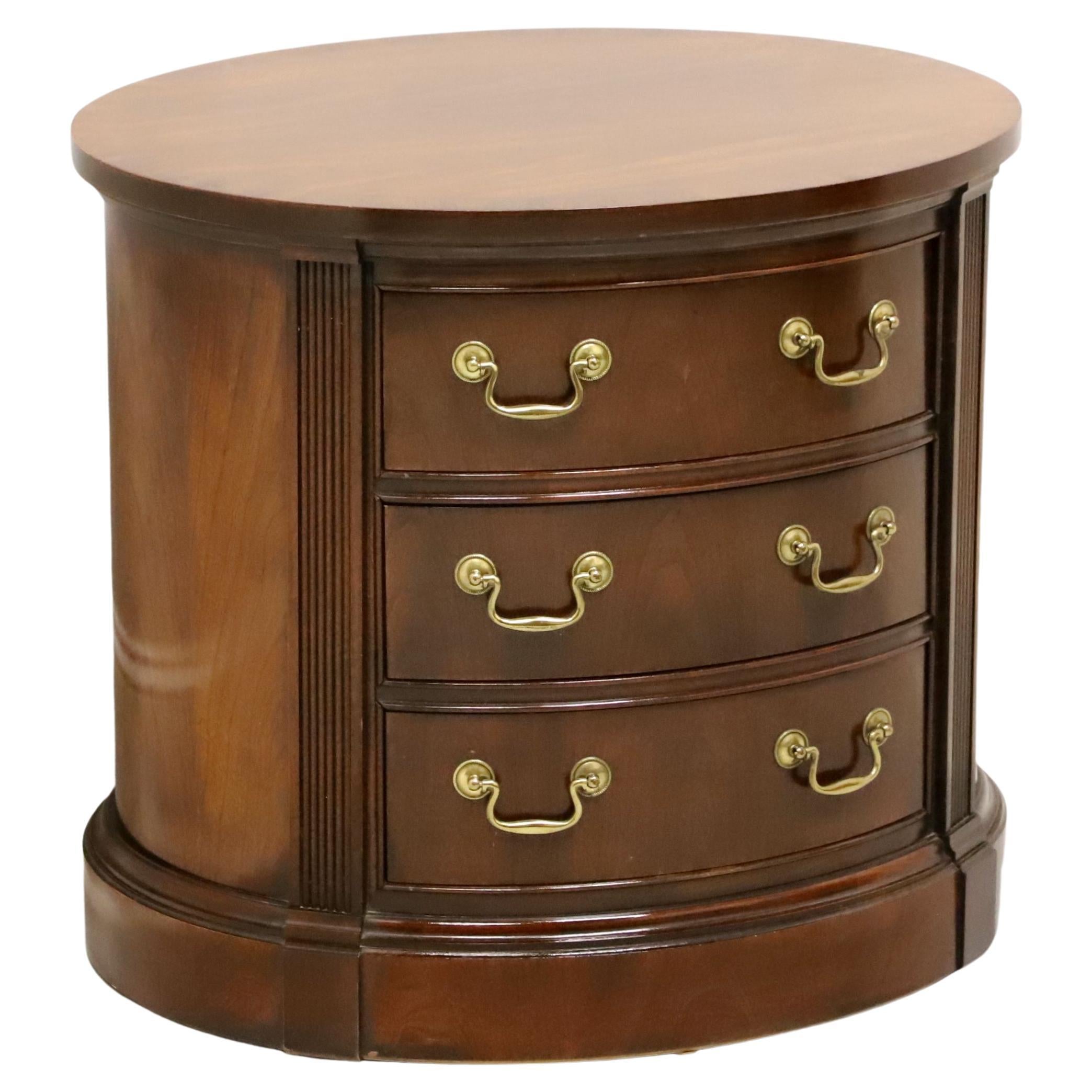 THOMASVILLE commode ovale en acajou de style Chippendale en vente