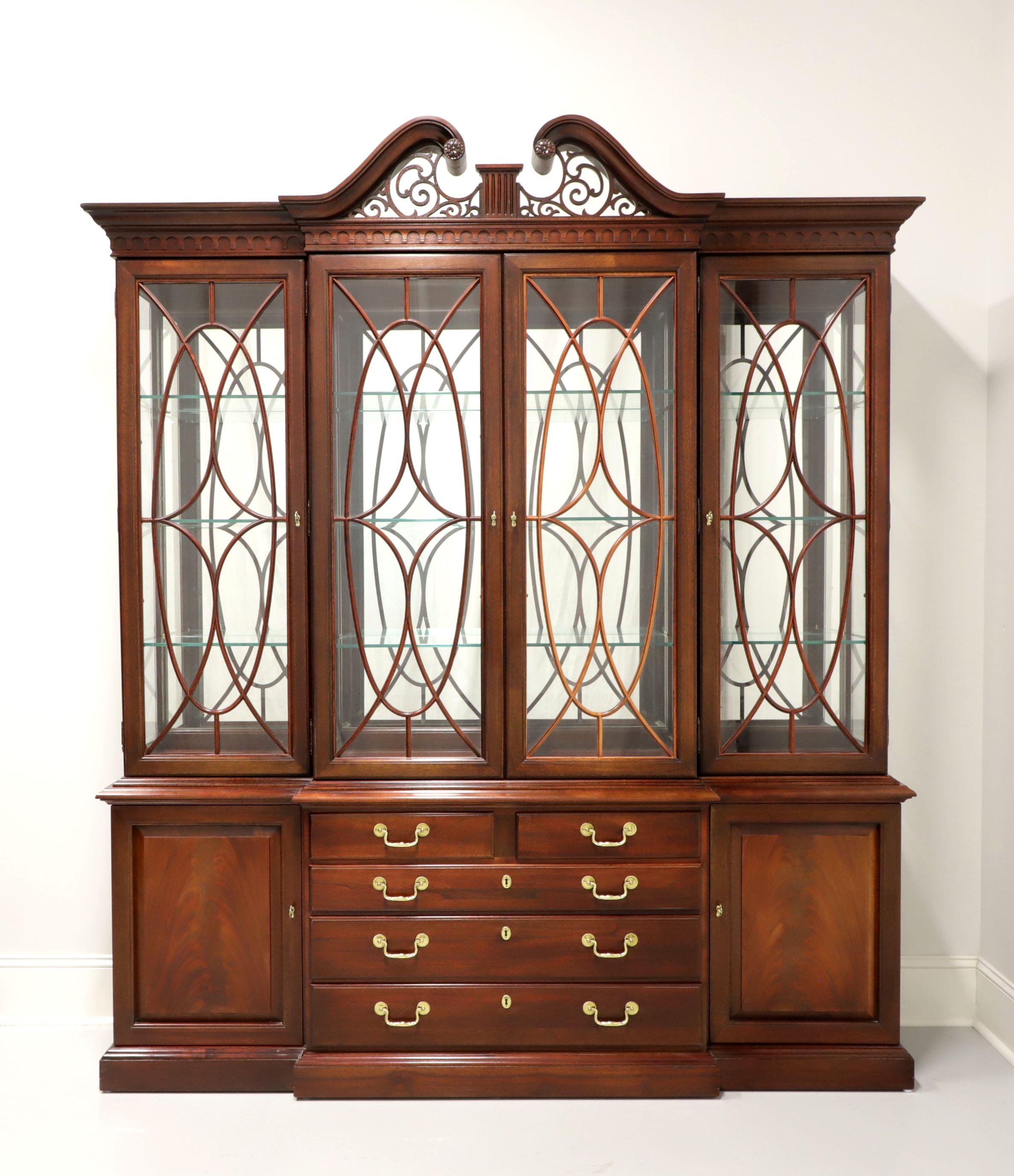 THOMASVILLE Mahogany Chippendale Style Breakfront China Cabinet 8