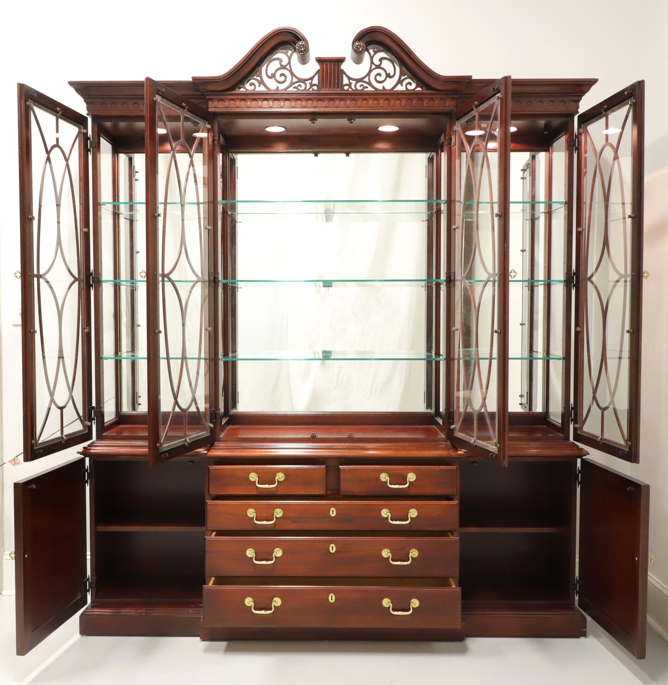 THOMASVILLE Mahogany Chippendale Style Breakfront China Cabinet In Good Condition In Charlotte, NC