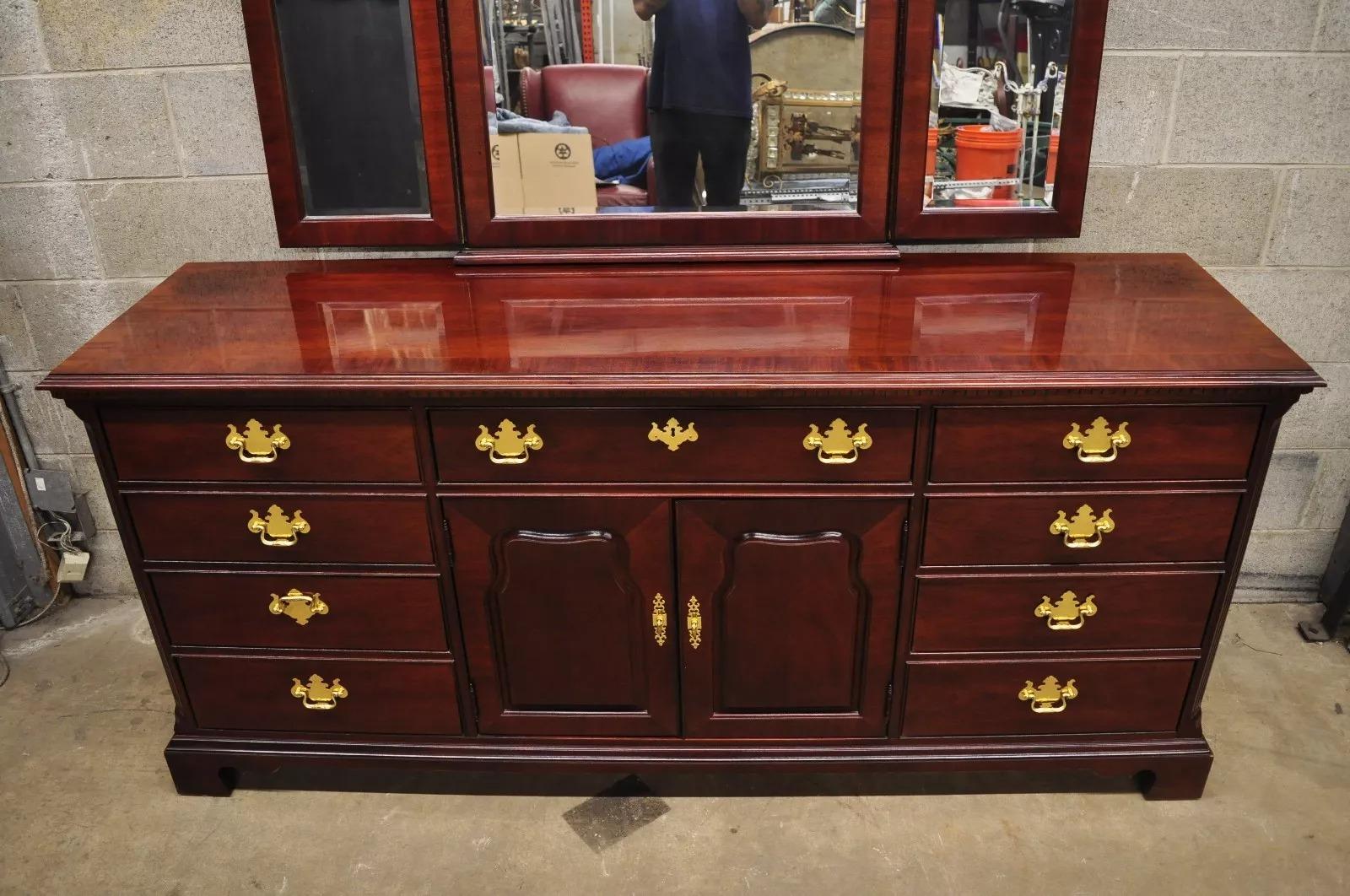 Commode longue et triple miroir de la collection Thomasville en acajou de style Chippendale en vente 6
