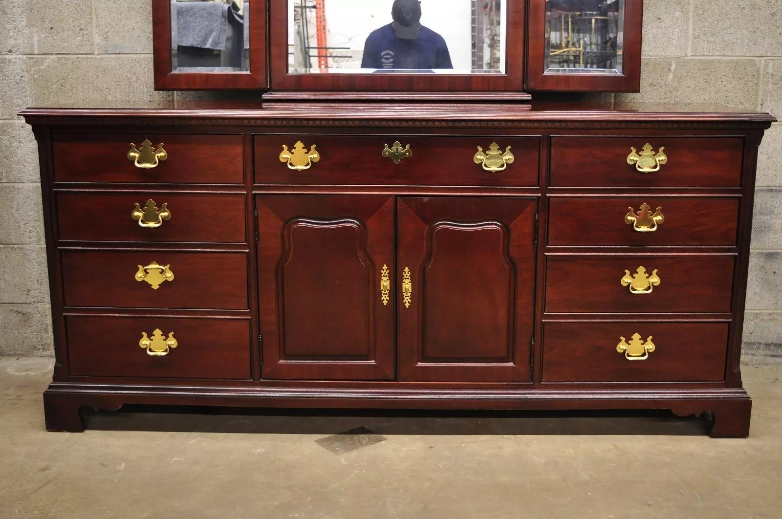 Collection Srors Collective Thomasville Mahogany Style Chippendale Long Dresser with Triple Mirror *Color is a bit less red in person. Cet article se caractérise par un dessus à bandes, un miroir triple, un verre biseauté, 12 tiroirs à queue