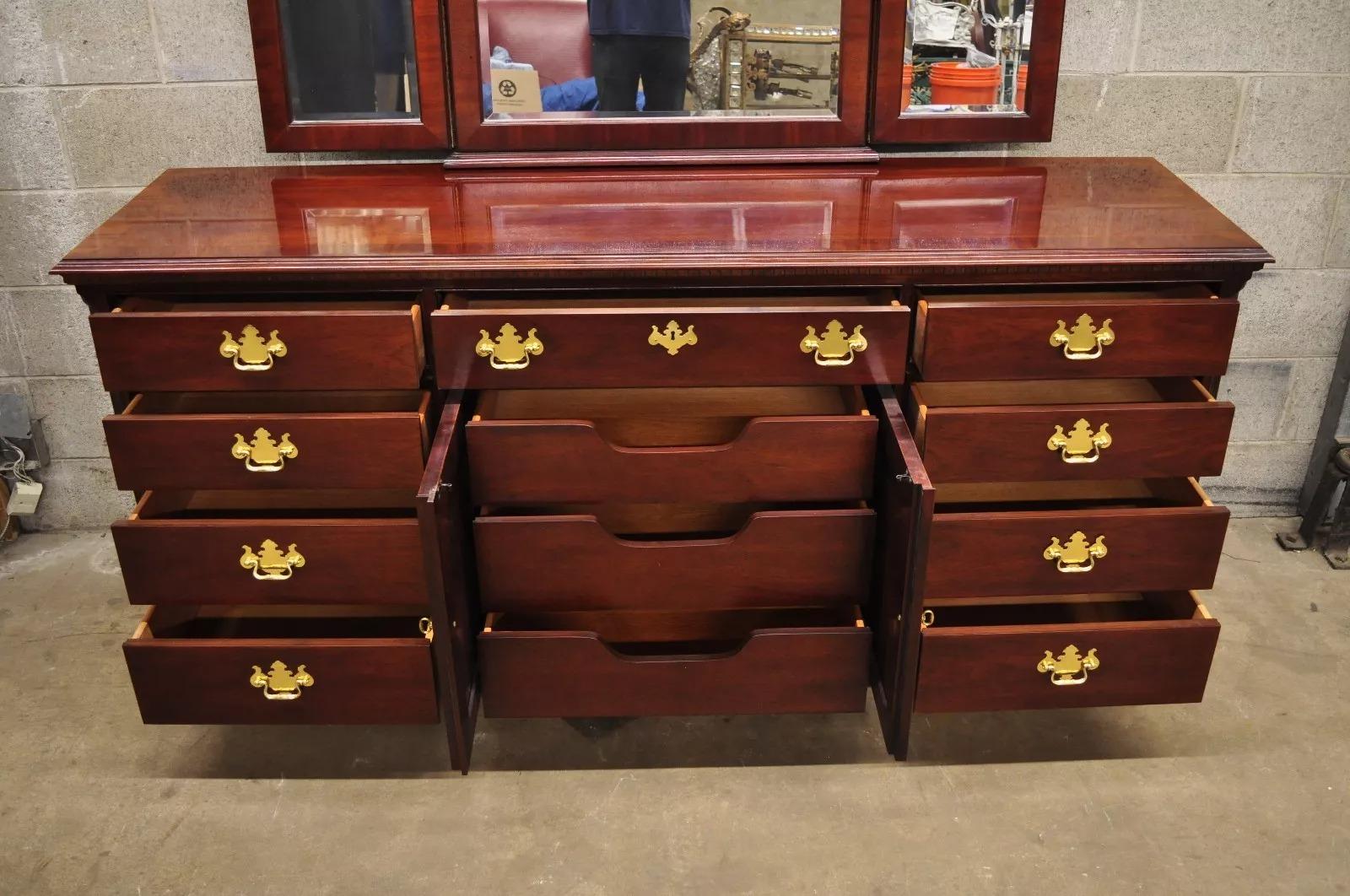 Commode longue et triple miroir de la collection Thomasville en acajou de style Chippendale Bon état - En vente à Philadelphia, PA