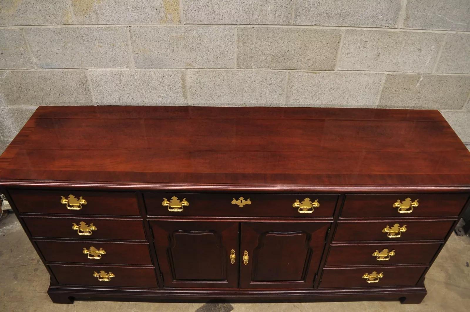20ième siècle Commode longue et triple miroir de la collection Thomasville en acajou de style Chippendale en vente