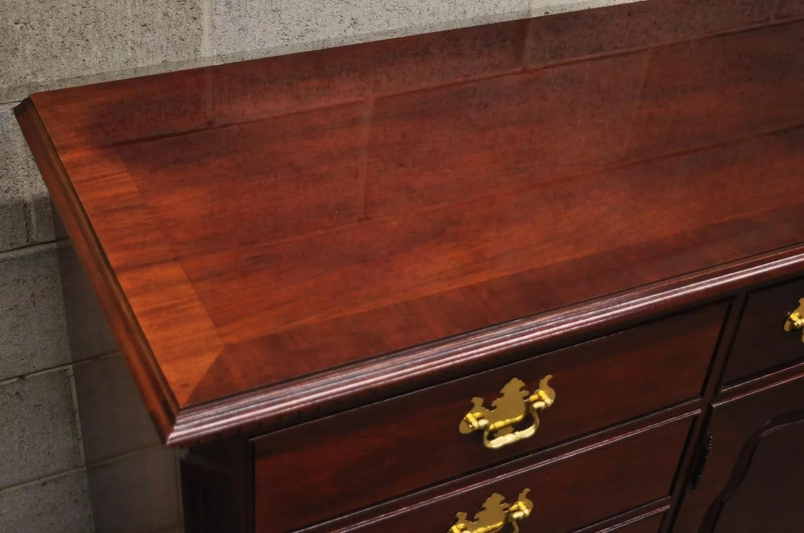 Miroir Commode longue et triple miroir de la collection Thomasville en acajou de style Chippendale en vente