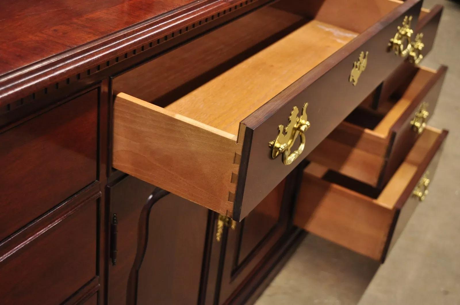 Commode longue et triple miroir de la collection Thomasville en acajou de style Chippendale en vente 2