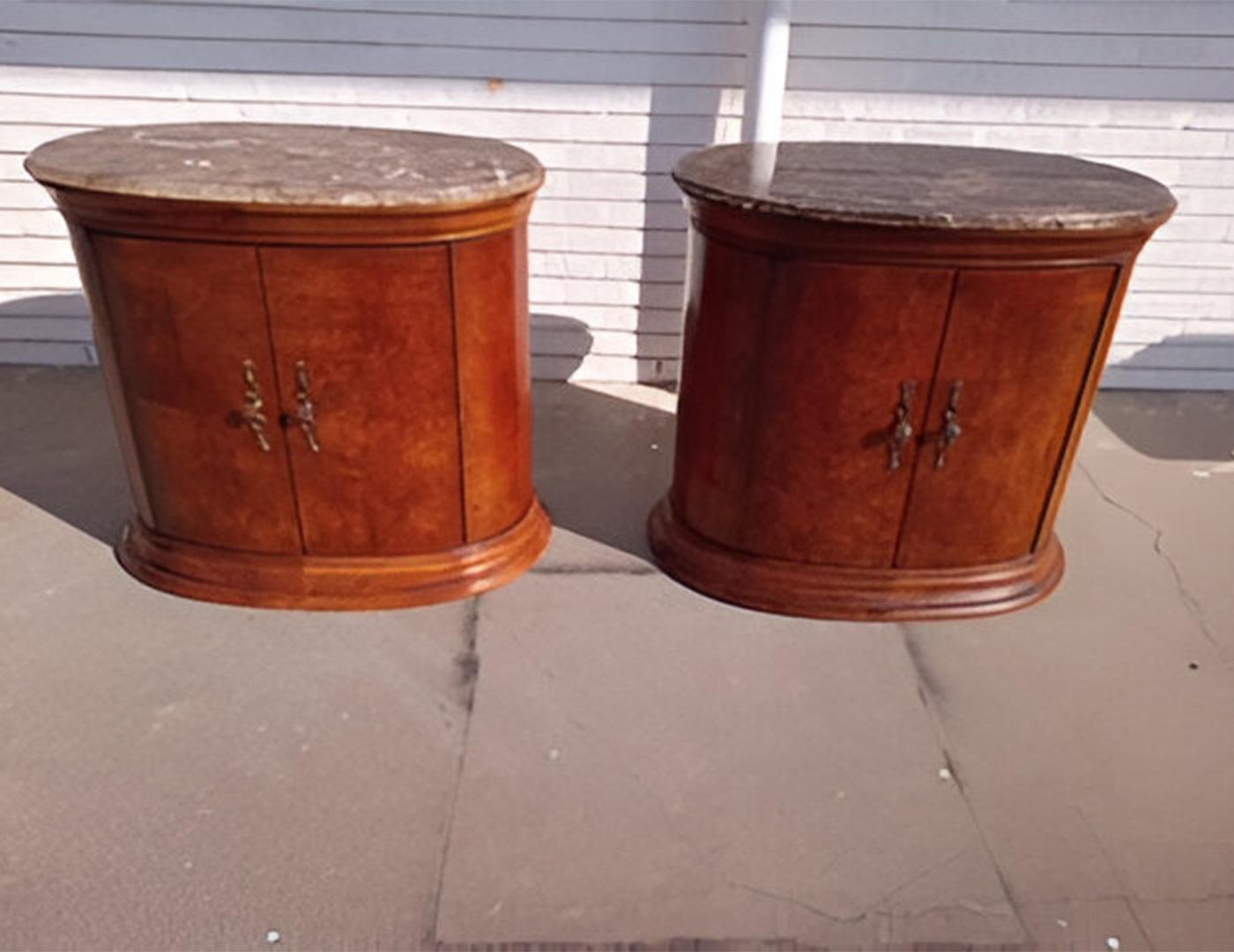 Thomasville Marble top nightstands In Good Condition In Pasadena, TX