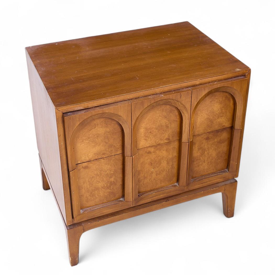 Thomasville Mid Century Arched Walnut and Burlwood Nightstands - Pair For Sale 4