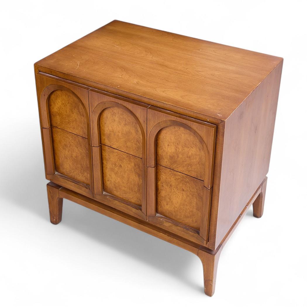 Thomasville Mid Century Arched Walnut and Burlwood Nightstands - Pair For Sale 5