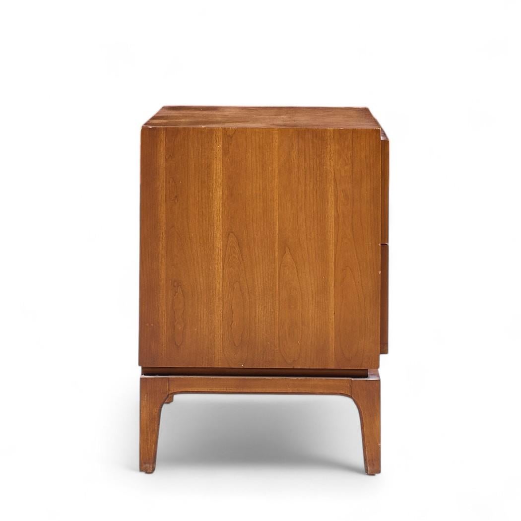 American Thomasville Mid Century Arched Walnut and Burlwood Nightstands - Pair For Sale