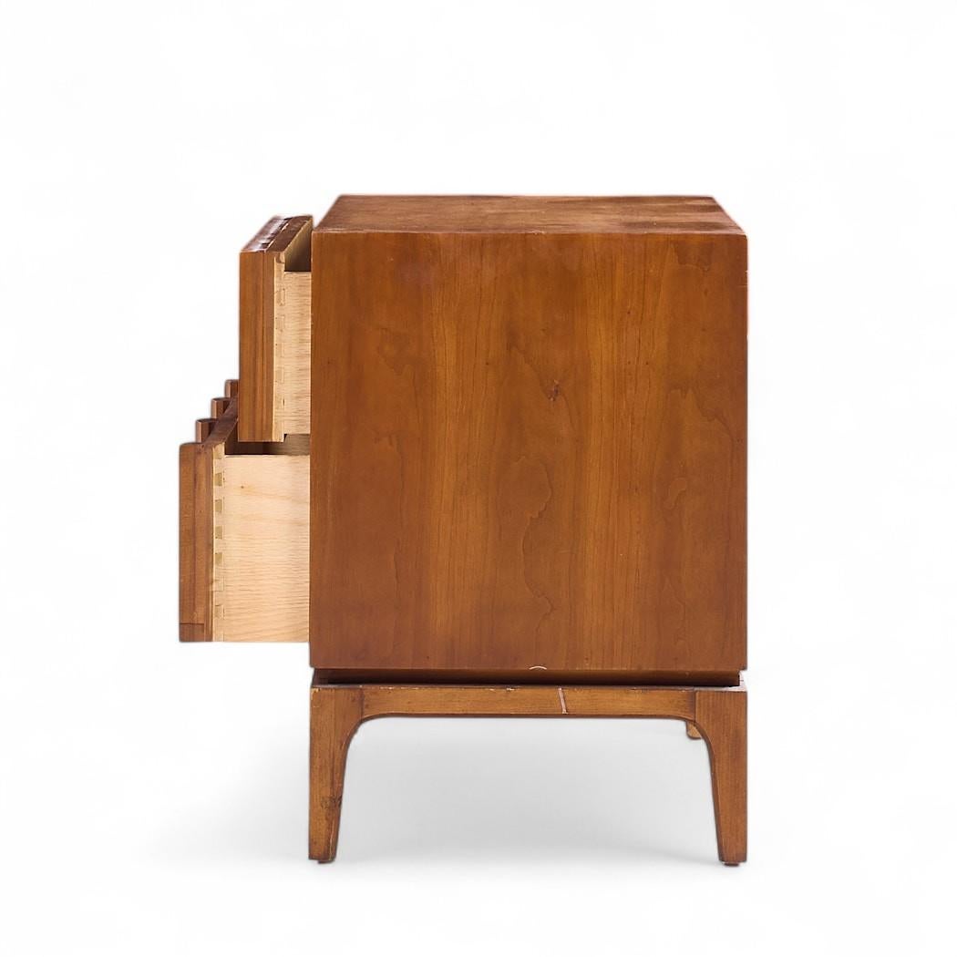 Thomasville Mid Century Arched Walnut and Burlwood Nightstands - Pair In Good Condition For Sale In Countryside, IL