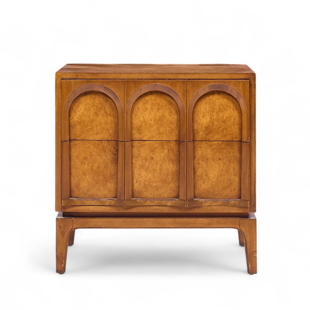 Thomasville Mid Century Arched Walnut and Burlwood Nightstands - Pair For Sale 1