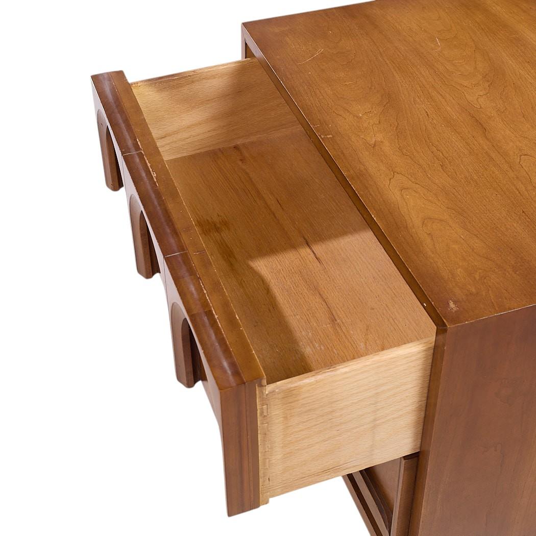 Thomasville Mid Century Arched Walnut and Burlwood Nightstands - Pair For Sale 3