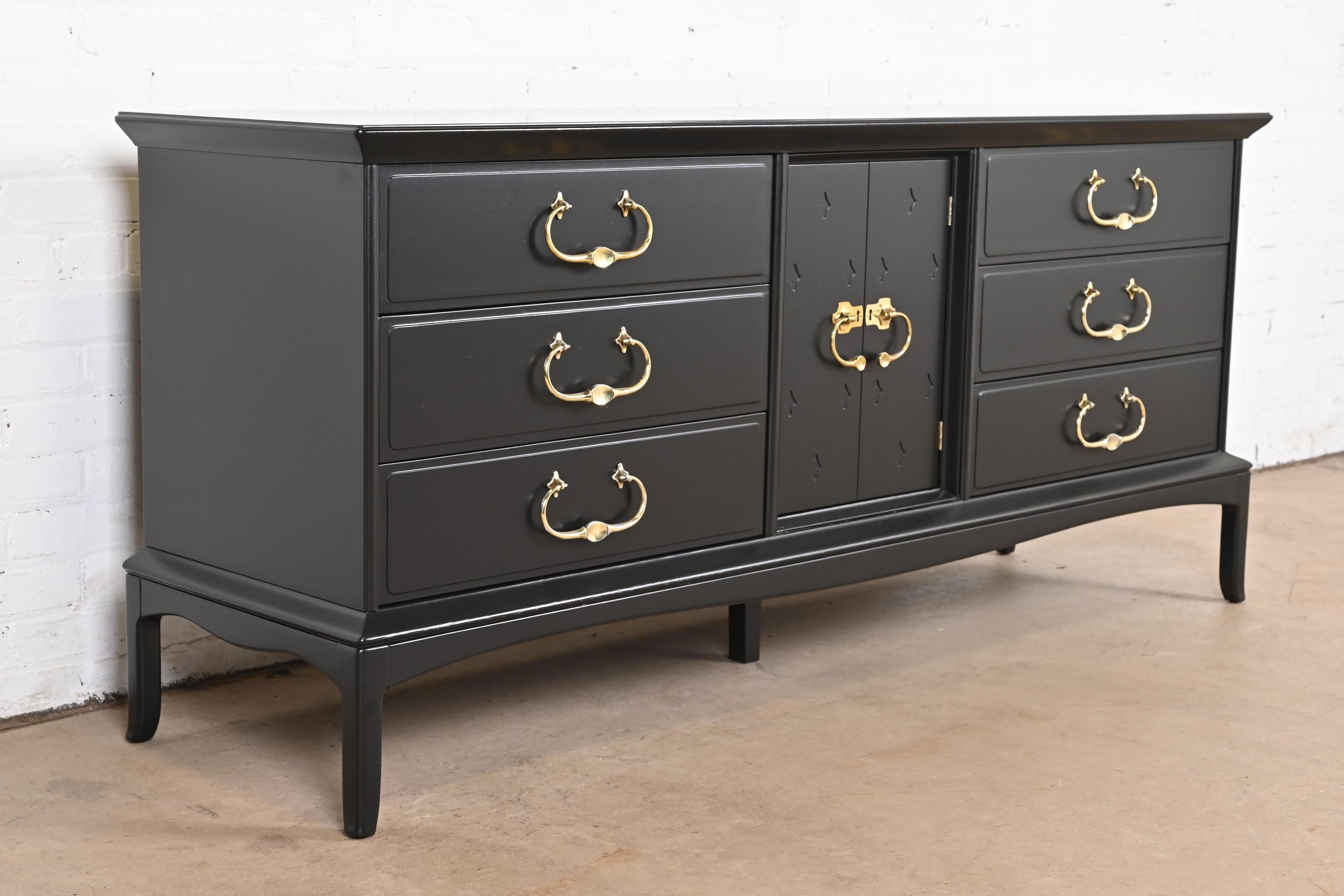 Thomasville Mid-Century Hollywood Regency Black Lacquered Dresser, Refinished In Good Condition In South Bend, IN